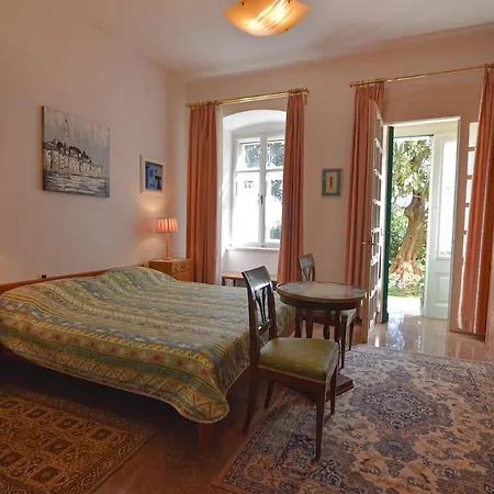 Beachfront Sonja - ロヴラン